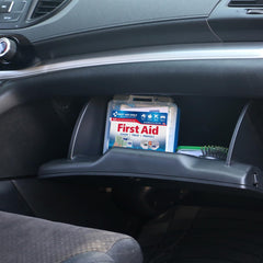 First Aid Only tamaño comparado con mano para evaluar portabilidad práctica