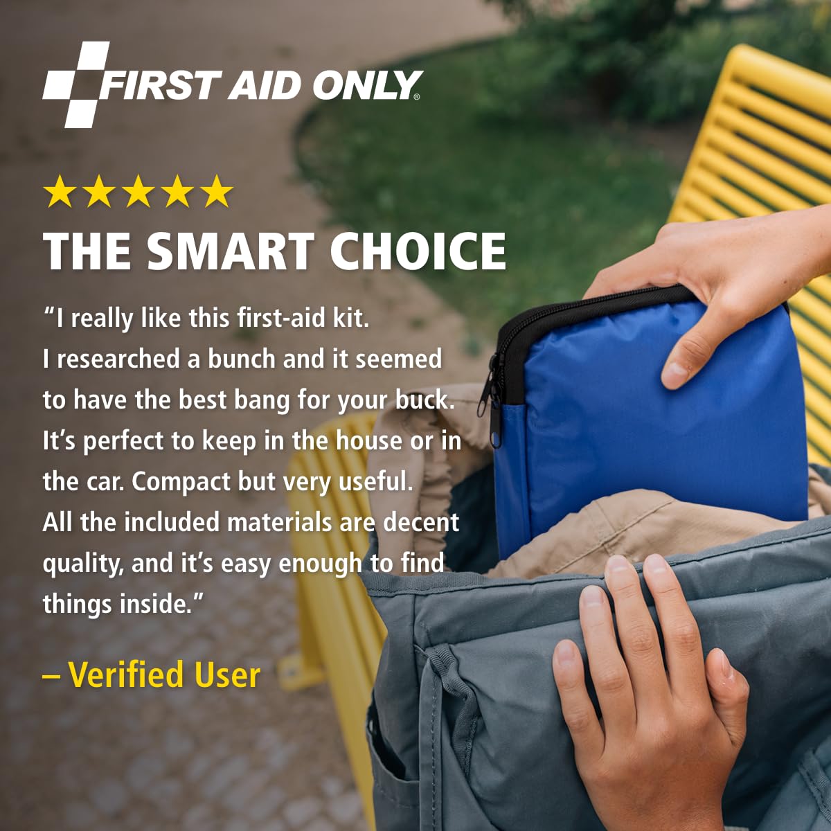 First Aid Only comparado con mochila mostrando su tamaño fácil de transportar