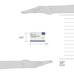 First Aid Only paquete en mano para comparar tamaño, portátil y práctico
