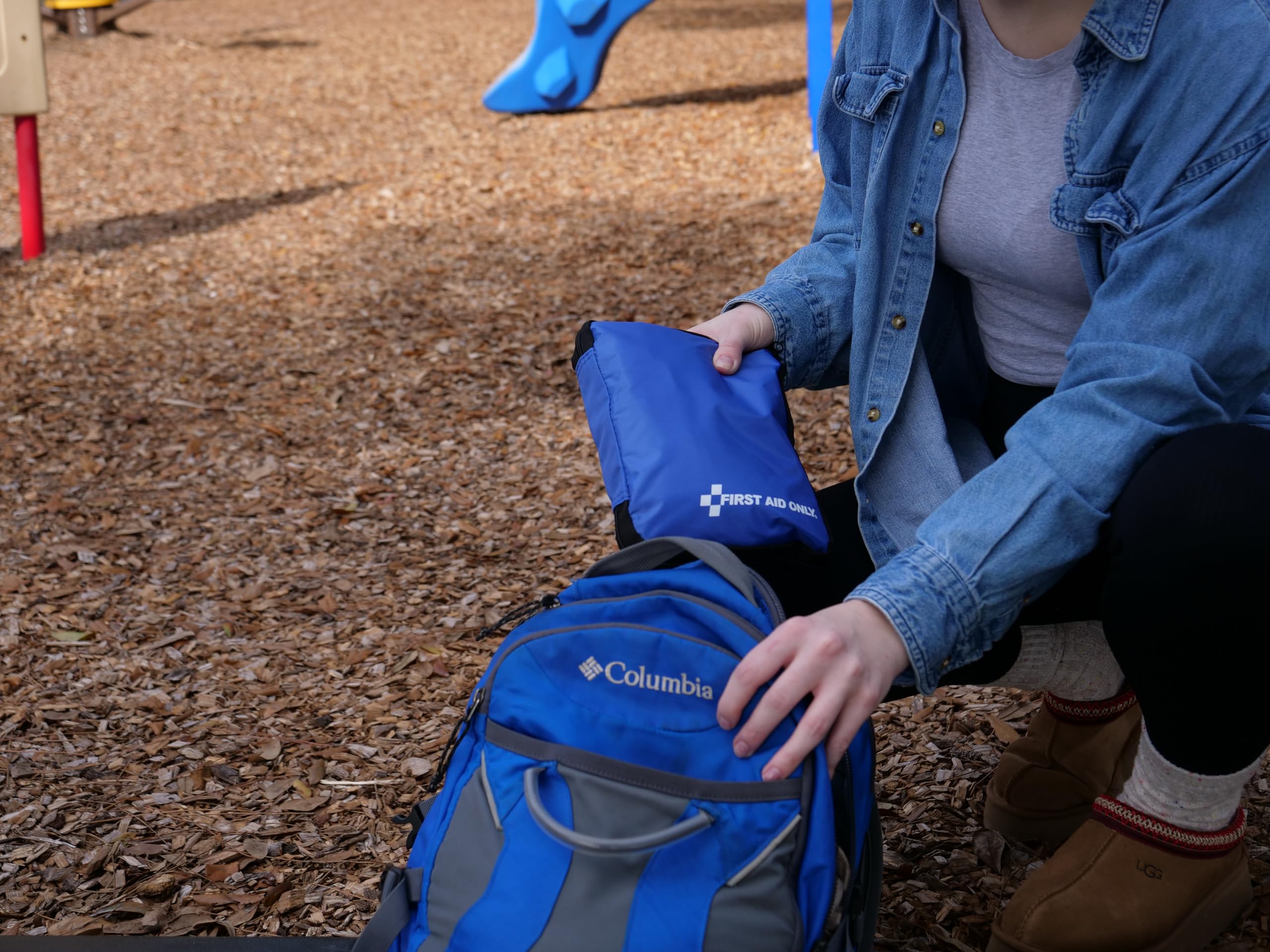 First Aid Only comparación de tamaño junto a una mochila para transporte fácil