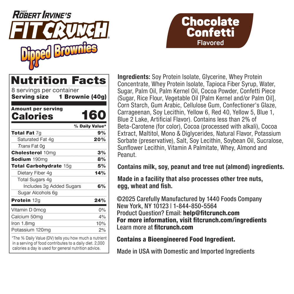 FITCRUNCH brownie en mano listo para consumir, práctico y saciante