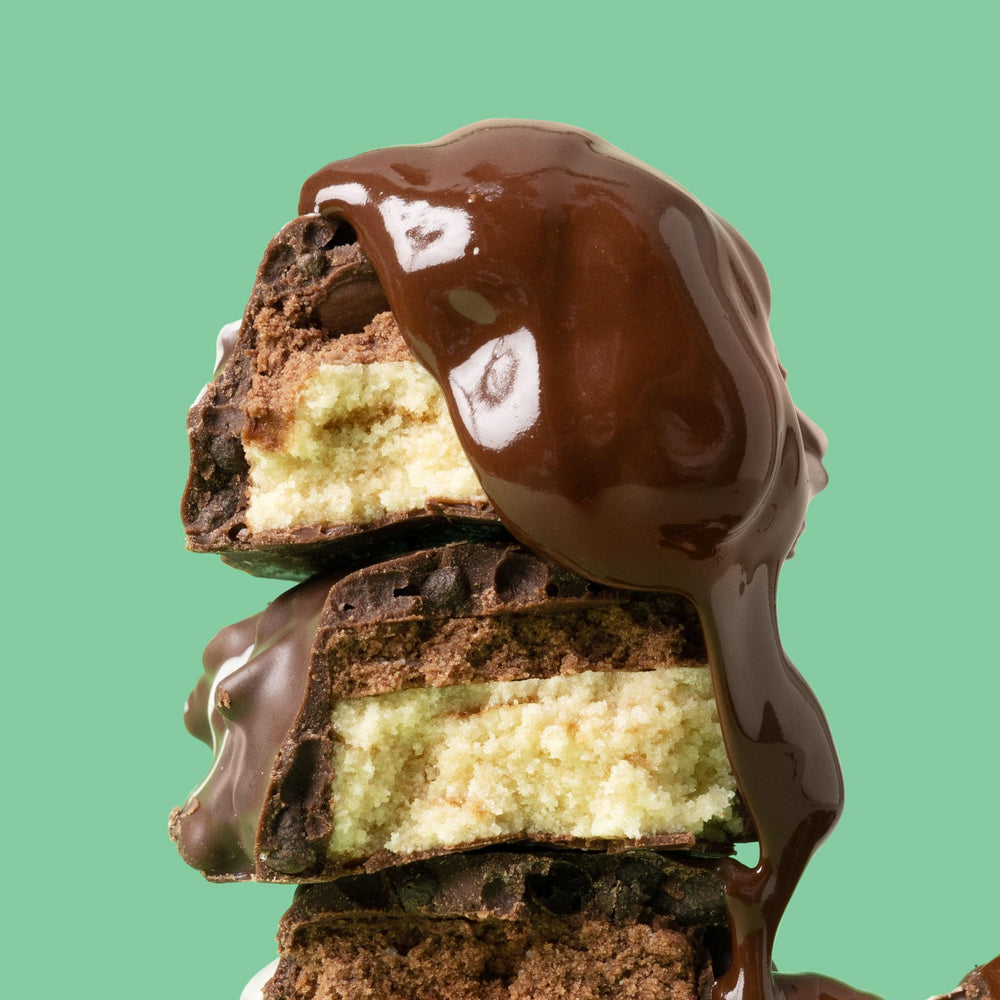 Fit Crunch barrita siendo tomada como snack rápido, conveniencia fuera de casa