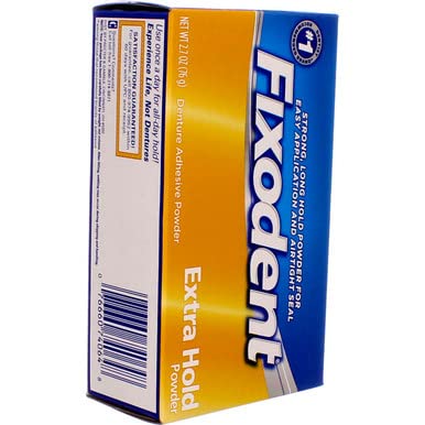 Frasco Fixodent comparado con mano para referencia de tamaño y portabilidad