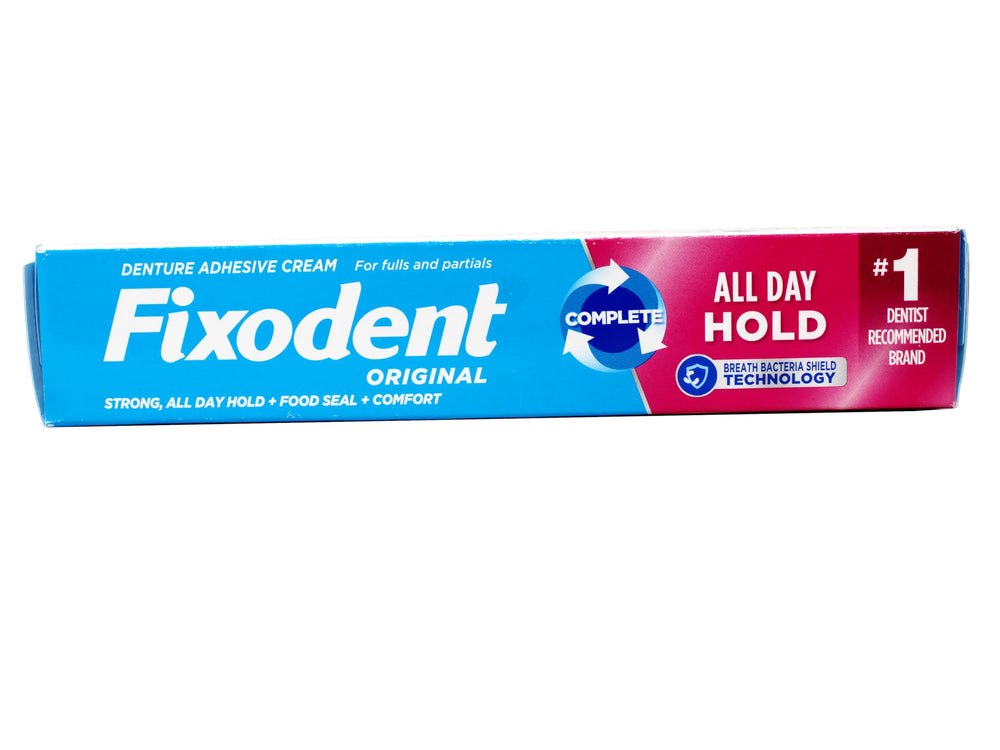 Fixodent en contexto cotidiano comiendo y hablando con confianza