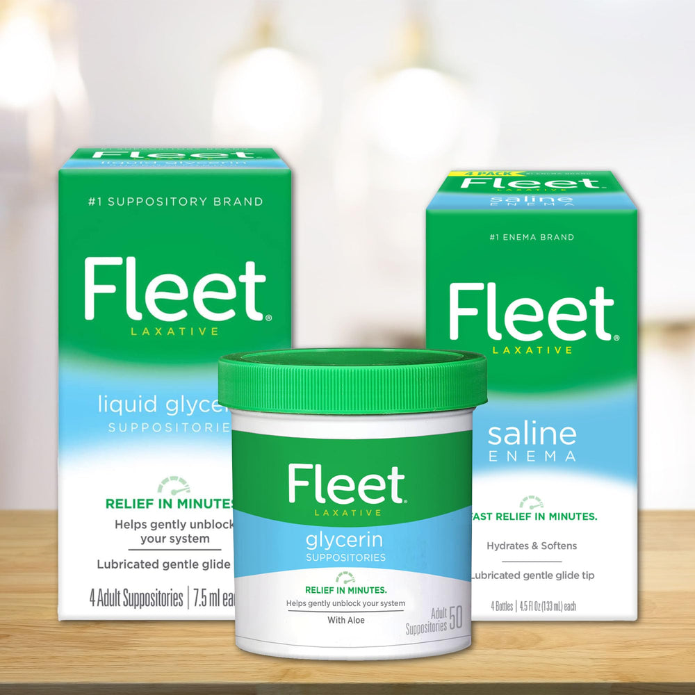 Fleet enema salina almacenaje ordenado en un botiquín doméstico