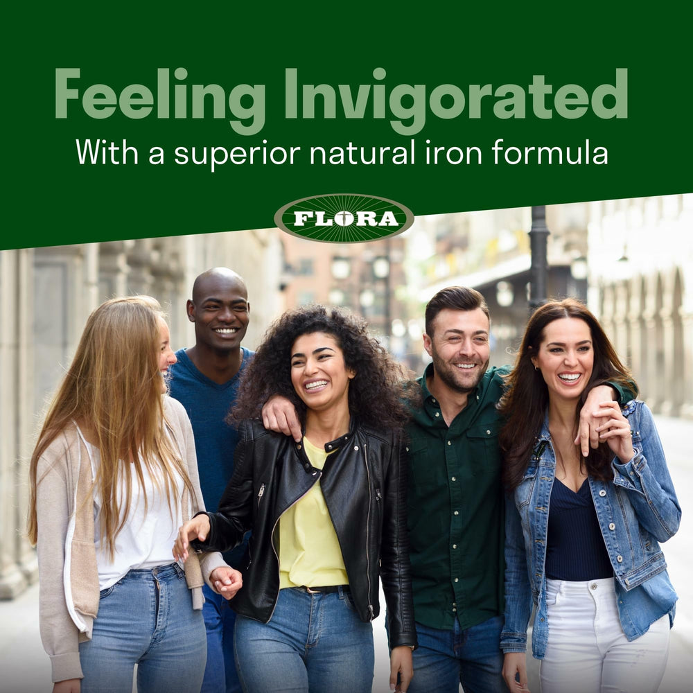 Persona tomando Flora Flor-Essence en cocina, integrándolo en rutina cotidiana
