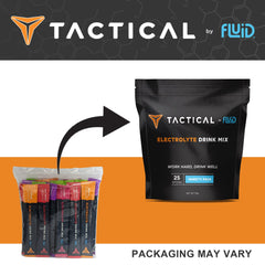 Fluid Tactical trabajador en obra usando la bebida para recuperación rápida