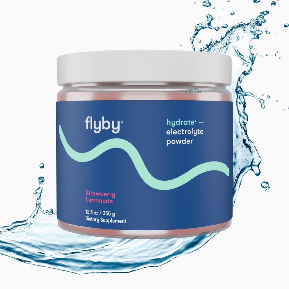 Persona usando Flyby después de correr para reponer electrolitos y continuar la actividad