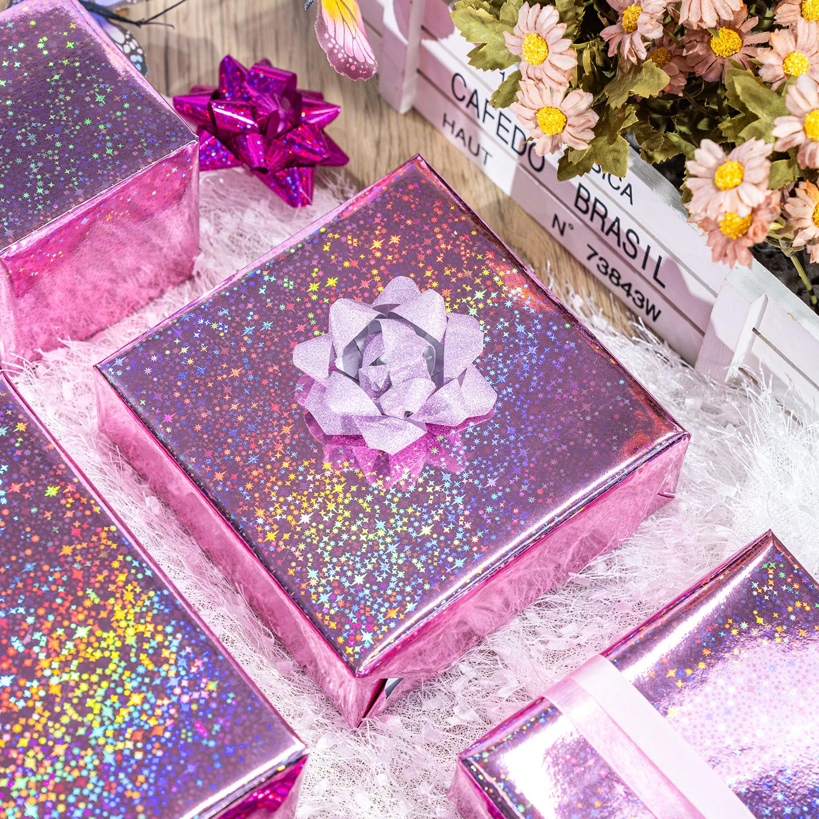 Flyhill envolviendo regalo pequeño con acabado rosa holográfico atractivo