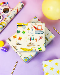 Flyhill en uso envolviendo un juguete, ayuda a crear paquetes de regalo atractivos