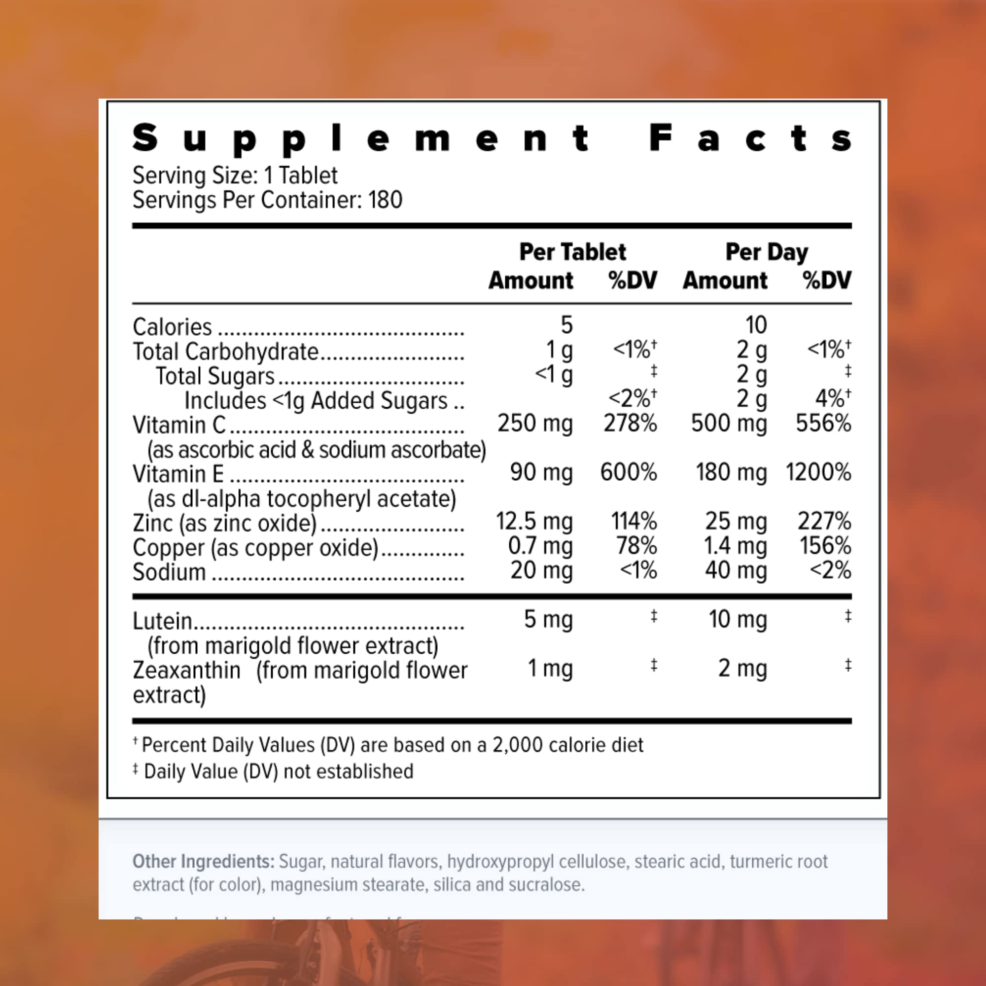 Focus Vision Supplements tabletas en mano para comparar tamaño y dosis diaria