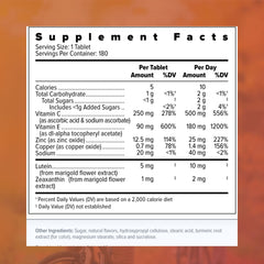 Focus Vision Supplements tabletas en mano para comparar tamaño y dosis diaria