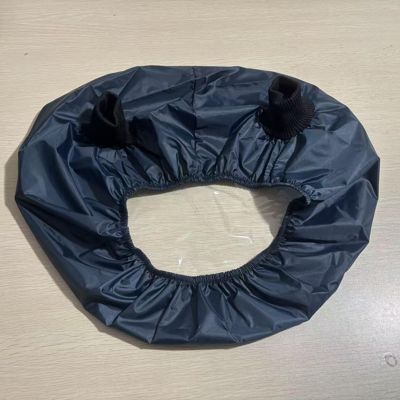Fonakei funda protegiendo scooter bajo lluvia intensa y viento