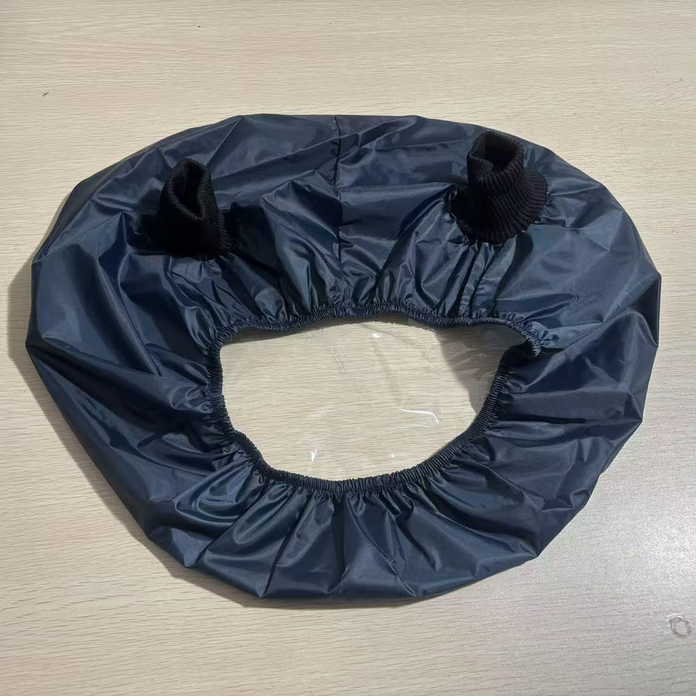 Fonakei funda protegiendo scooter bajo lluvia intensa y viento