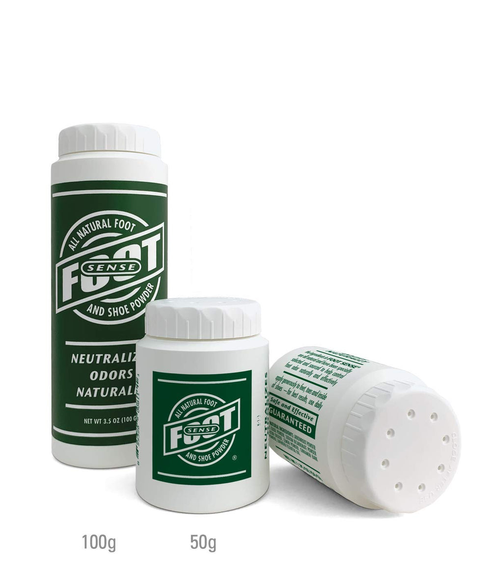 Foot Sense aplicando polvo dentro de una zapatilla para eliminar olor