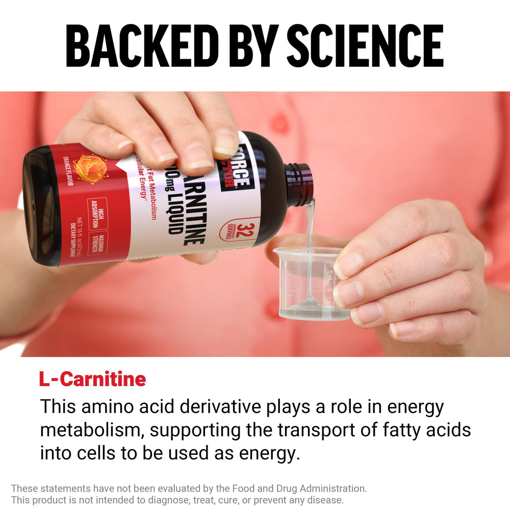 Force Factor persona vertiendo L-Carnitine antes de entrenar para energía