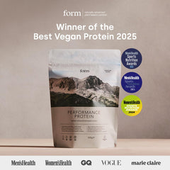 Textura del polvo Form Performance Protein en primer plano, mezcla fina y fácil disolución