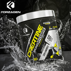 Frasco Forzagen creatina junto a botella de gimnasio listo para entrenar