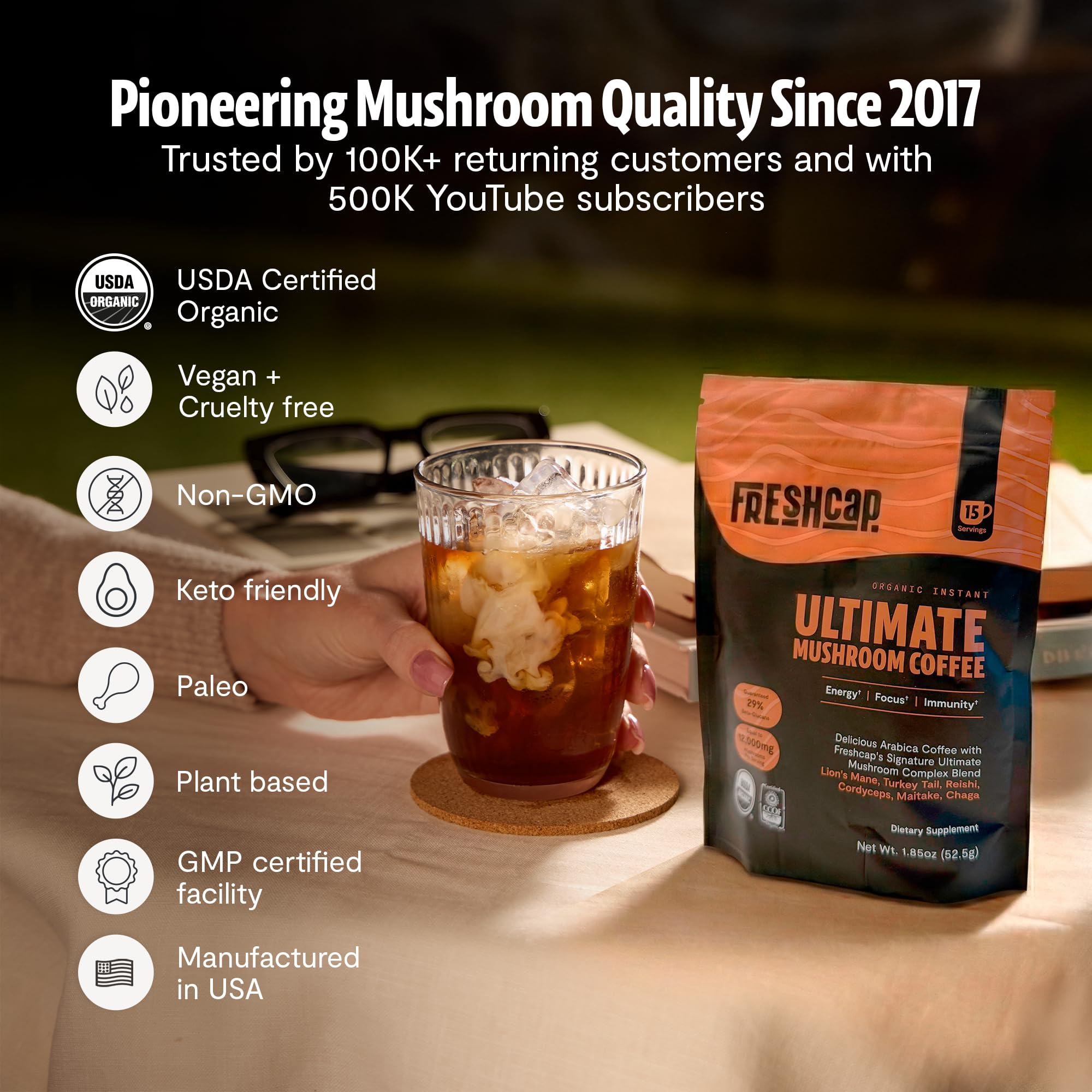 FreshCap Mushrooms persona trabajando con taza para concentración sostenida
