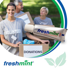 FRESHMINT aplicando pasta en cepillo para una limpieza rápida