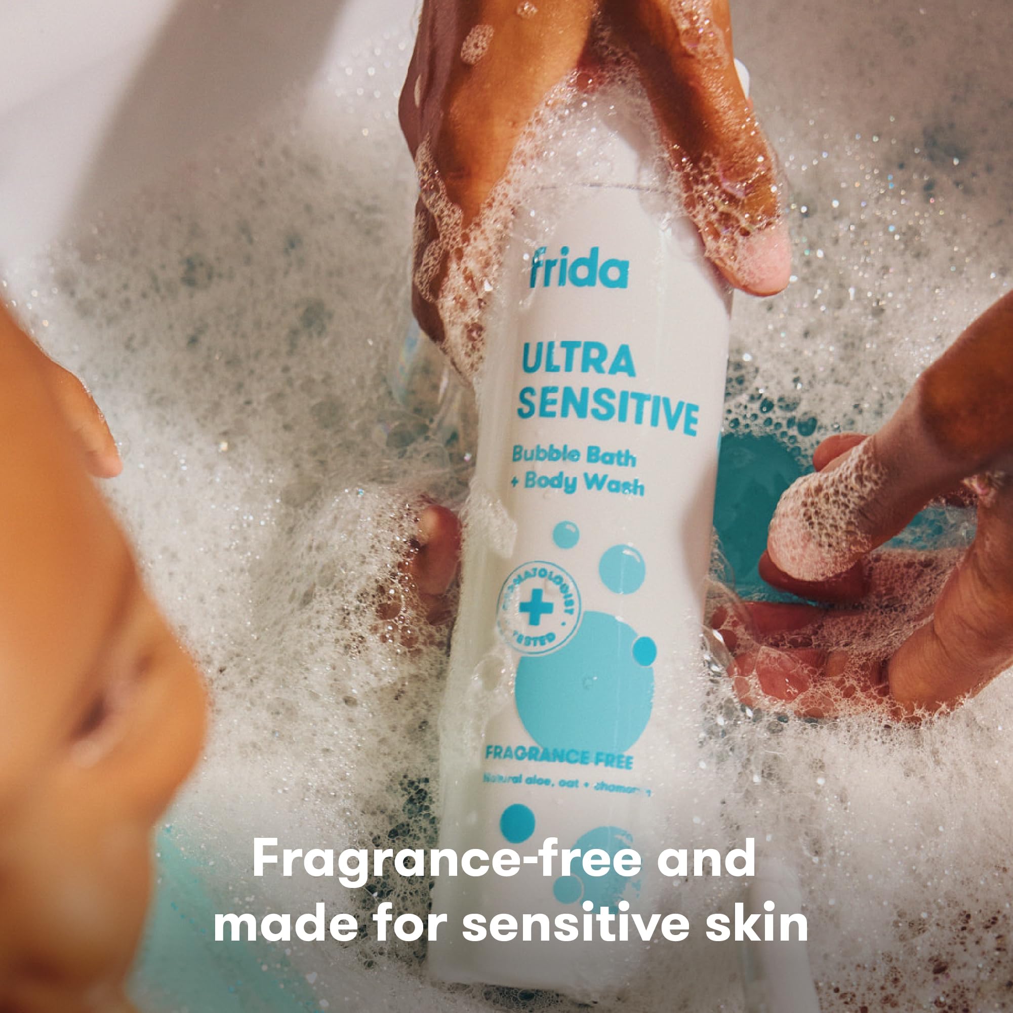 Frida adulto aplicando gel en bañera creando burbujas seguras