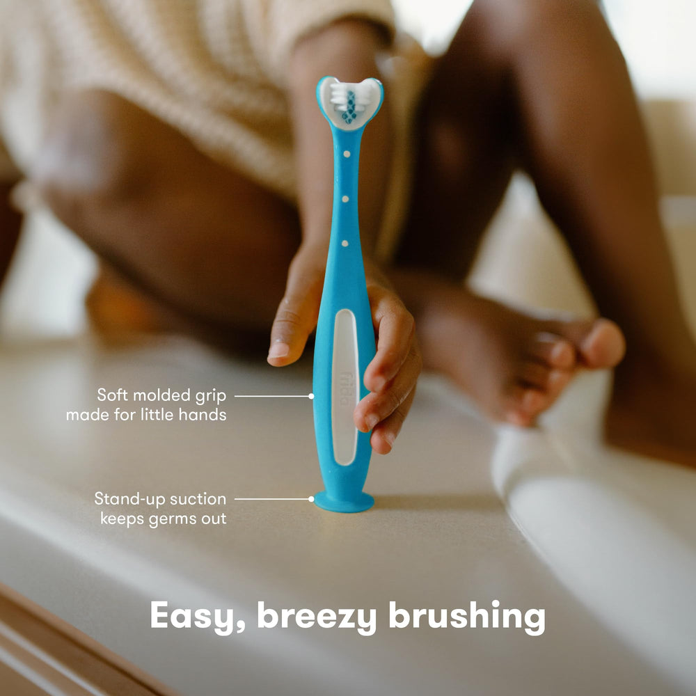 Frida Toothhugger en ambiente de baño infantil para una rutina de higiene cotidiana