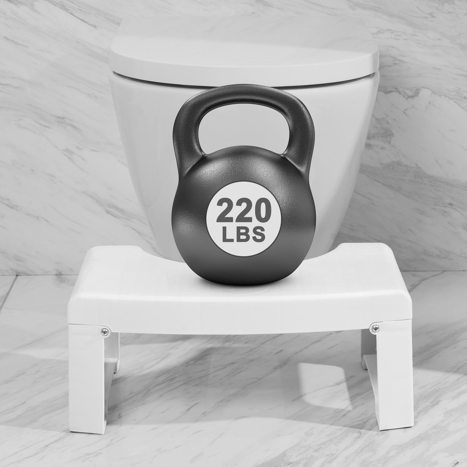 FrutPunch niño usando banqueta para alcanzar el lavabo con seguridad