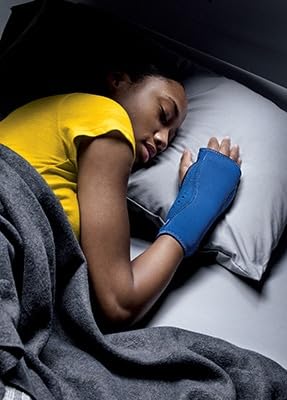 Futuro persona durmiendo usando la férula nocturna para soporte cómodo durante el sueño