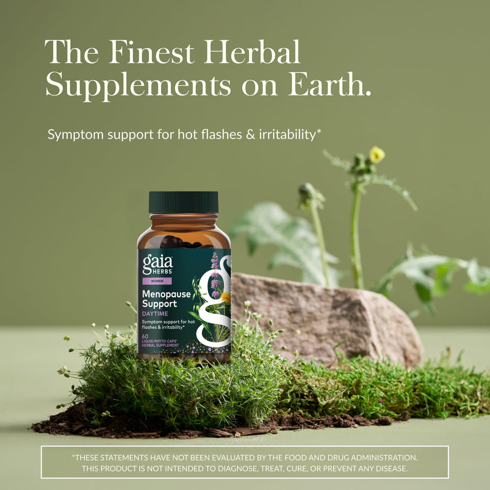 Gaia Herbs cápsulas líquidas en mano facilitan ingesta y absorción