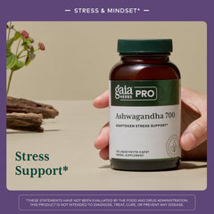 Gaia Herbs PRO mano sosteniendo cápsulas para mostrar tamaño y porción práctica