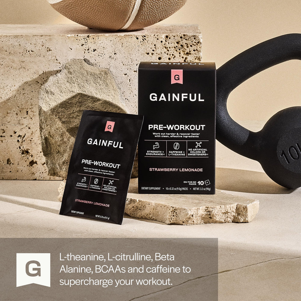 Gainful en gimnasio, deportista tomando preentreno para rendimiento
