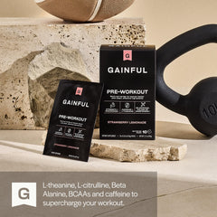 Gainful en gimnasio, deportista tomando preentreno para rendimiento