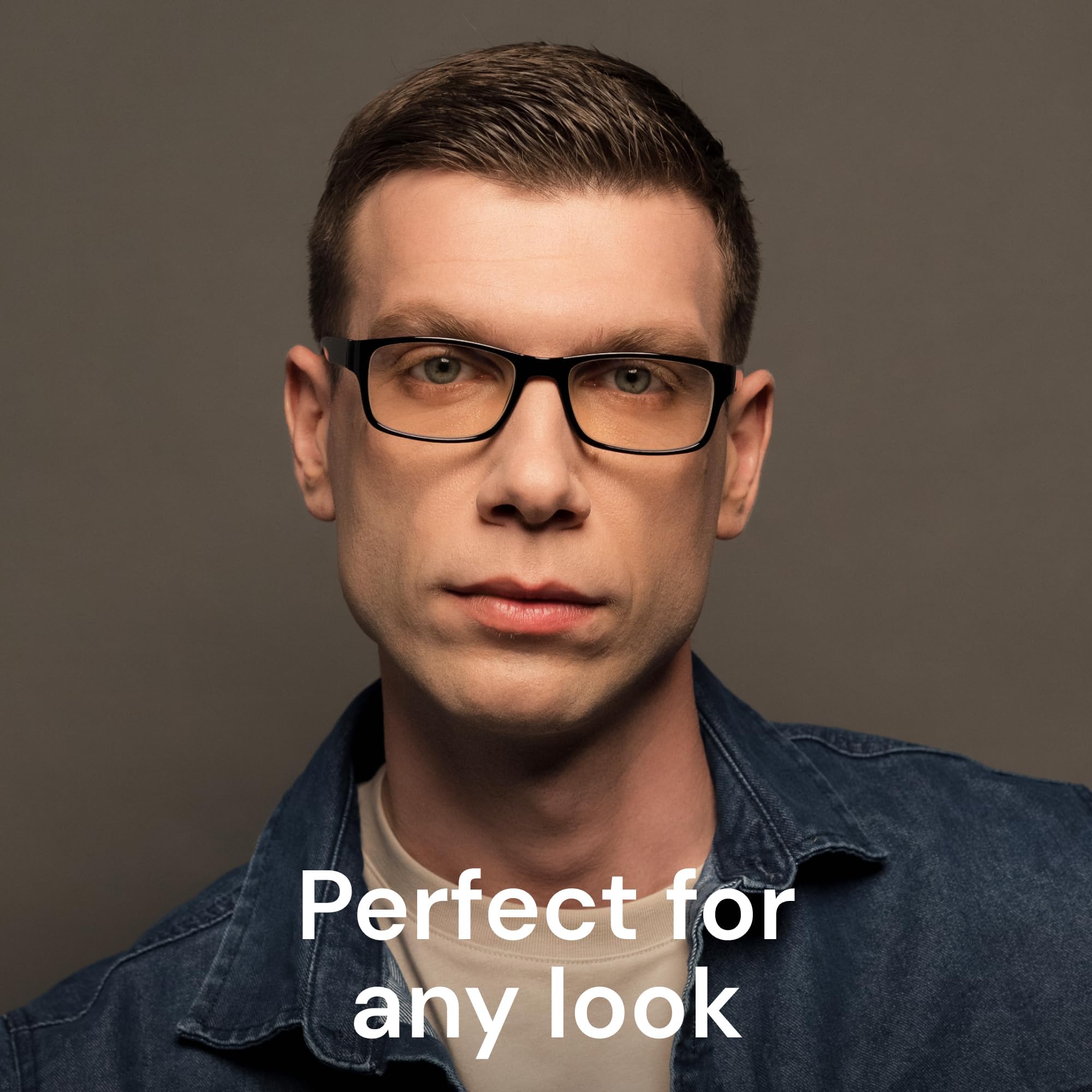 Gaoye gafas en mano para comparar tamaño y portabilidad
