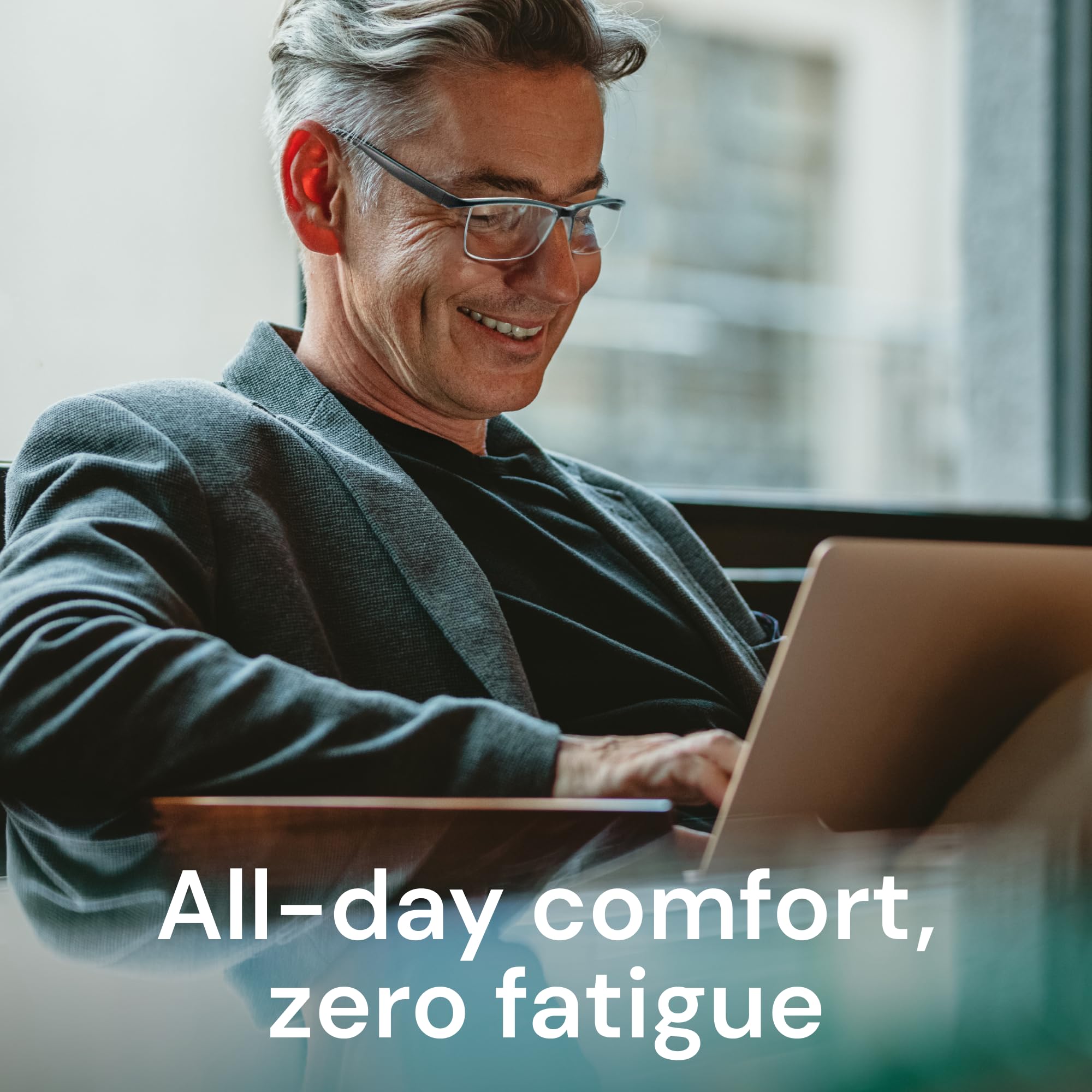 Gaoye en escritorio con portátil, menor molestia con pantallas