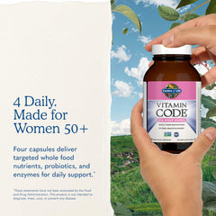Mujer mayor activa tomando cápsula Garden of Life, apoyo diario integral