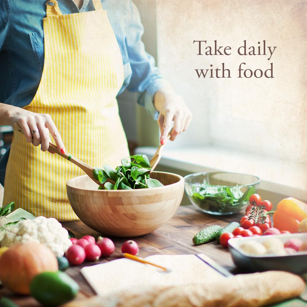 Mujer añadiendo Garden of Life a su rutina matutina para energía diaria