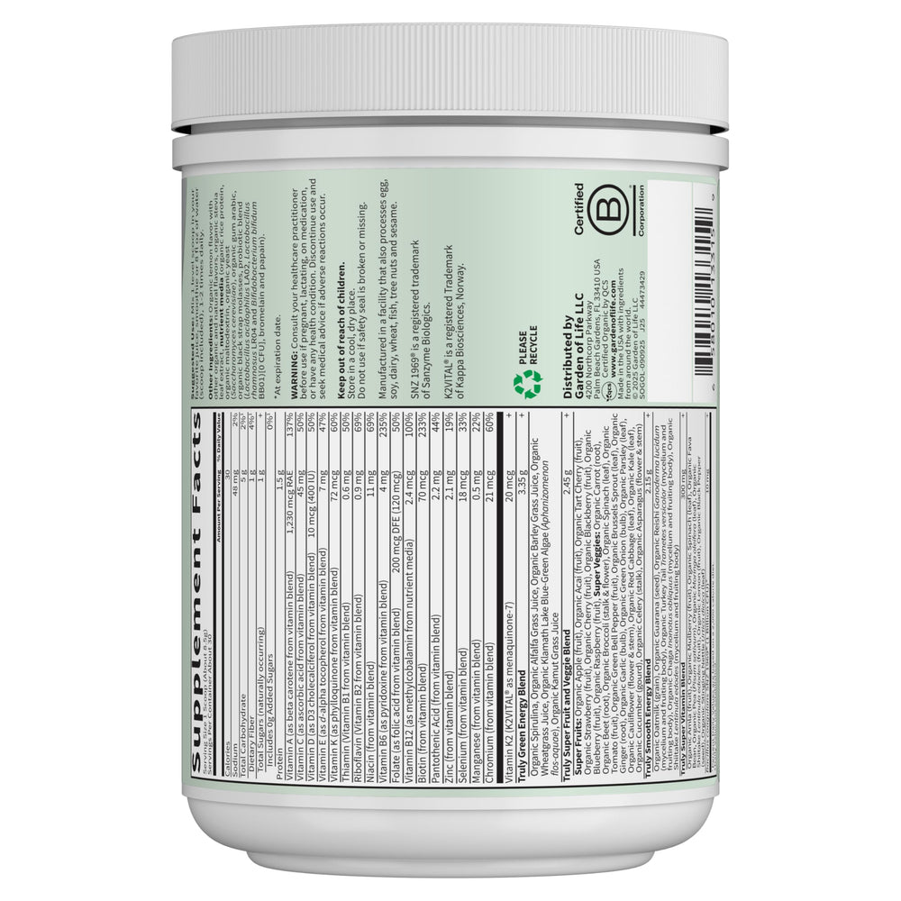 Garden of Life deportista bebiendo batido para apoyar rutina activa