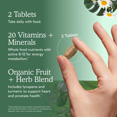 Hombre tomando Garden of Life 40+ con agua durante su rutina matutina