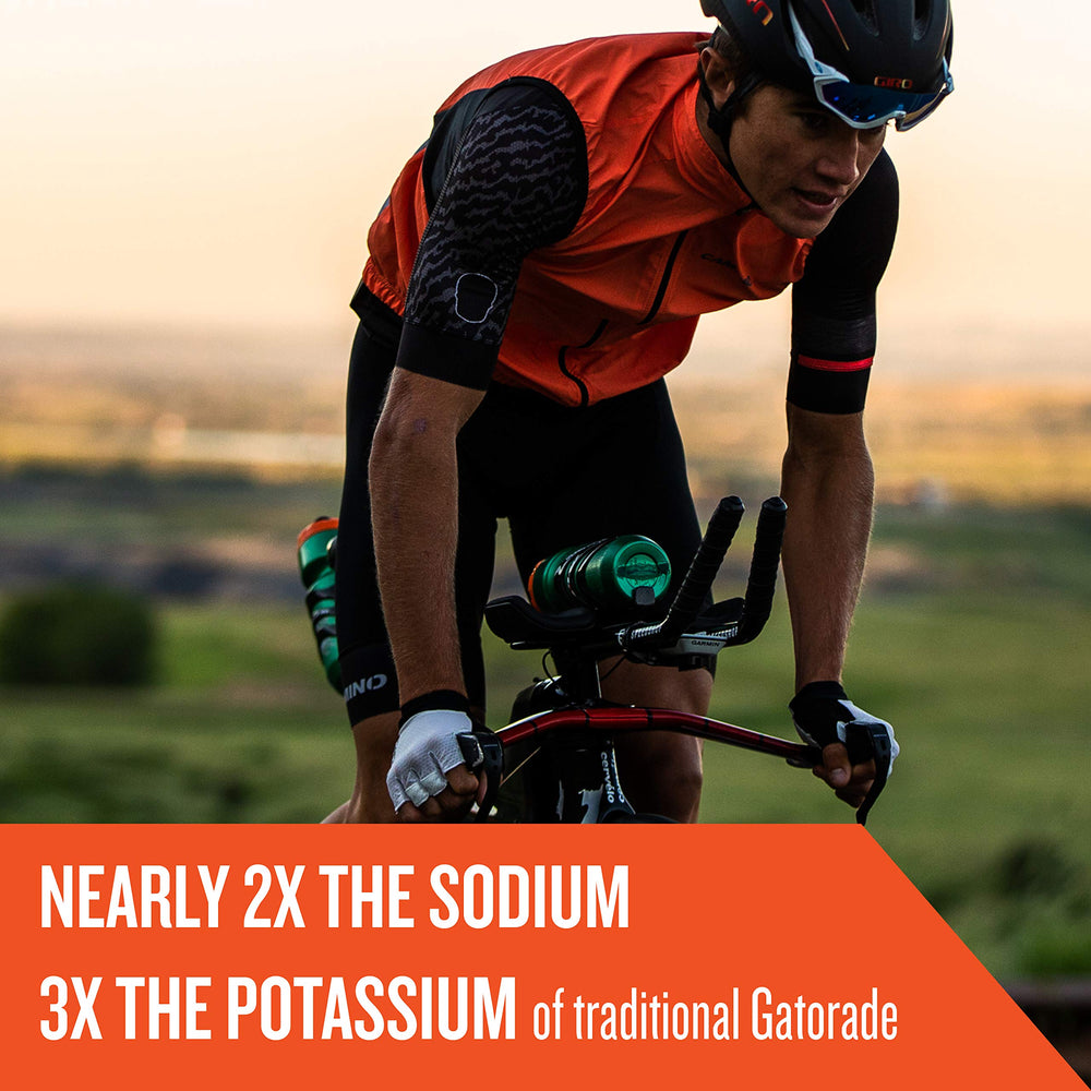 Deportista sosteniendo botella Gatorade Endurance que facilita reponer sales en actividad