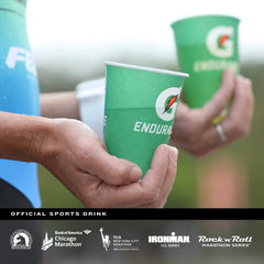 Escena de entrenamiento con botellas y sobres Gatorade Endurance, marca para deportistas activos
