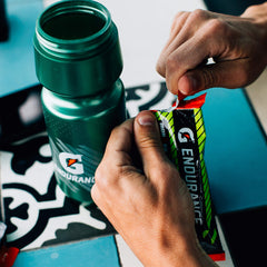 Polvo de Gatorade Endurance limón-lima en primer plano, textura soluble para mezclar rápido