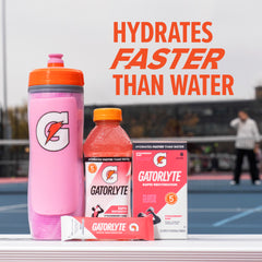 Gatorlyte deportista usando la mezcla en entrenamiento para recuperar sales