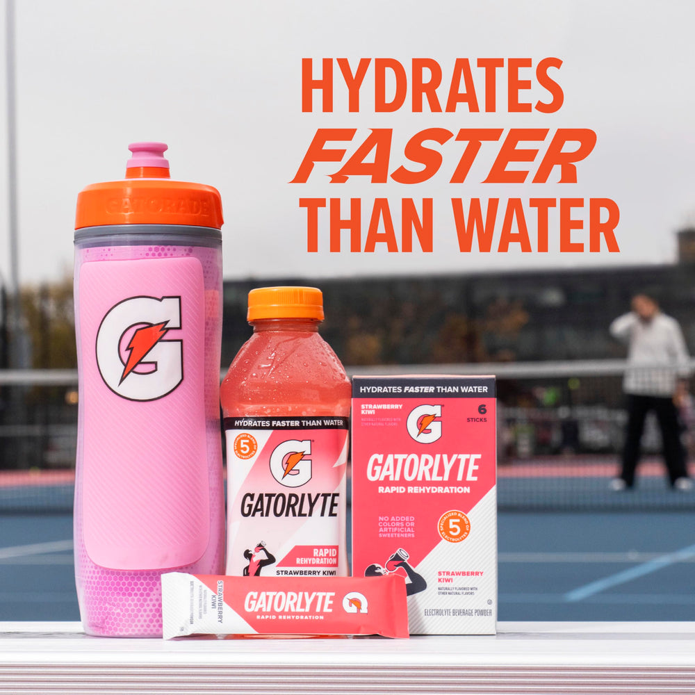 Atleta usando Gatorlyte durante entrenamiento, rehidratación práctica en actividad física