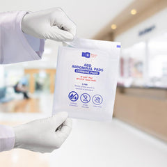 Gauze Care comparación de tamaño en mano para visualizar escala y facilidad de uso