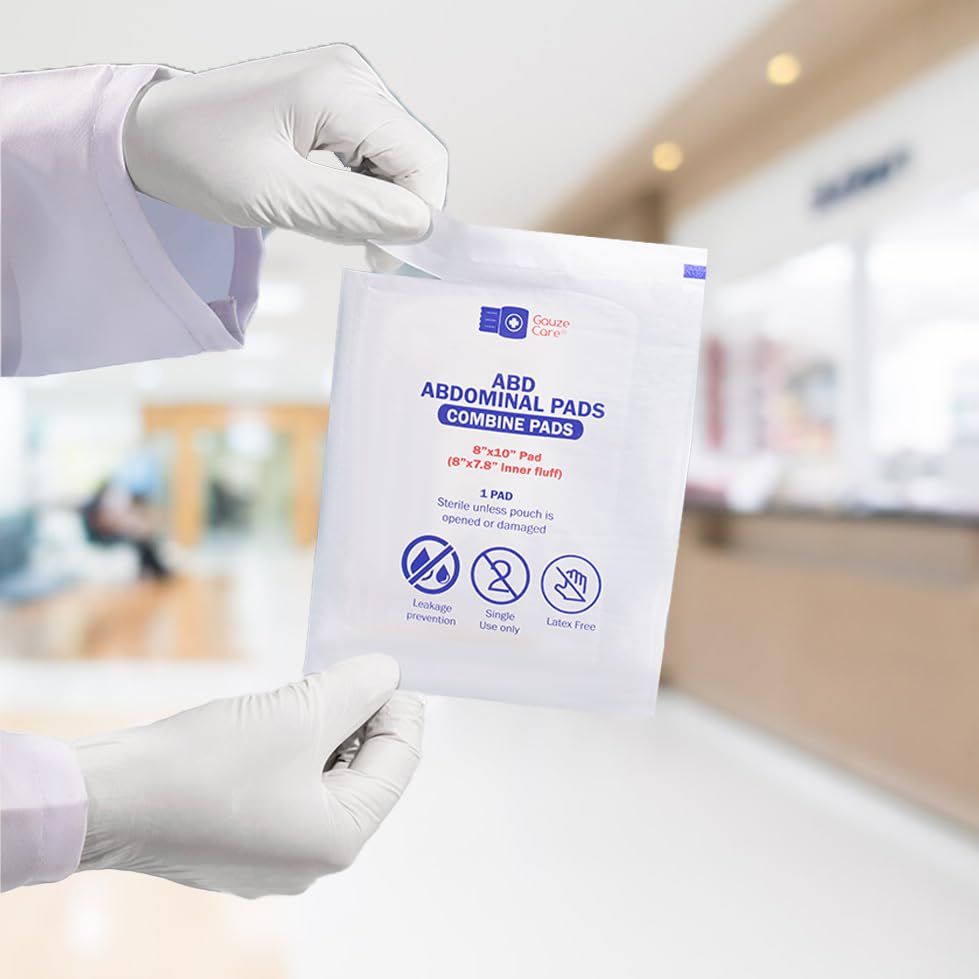 Gauze Care almohadilla 8x10 pulgadas comparada con una mano para mostrar escala