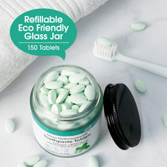 Generic persona usando una tableta Natural Peppermint y cepillo para una limpieza rápida y sin derrames