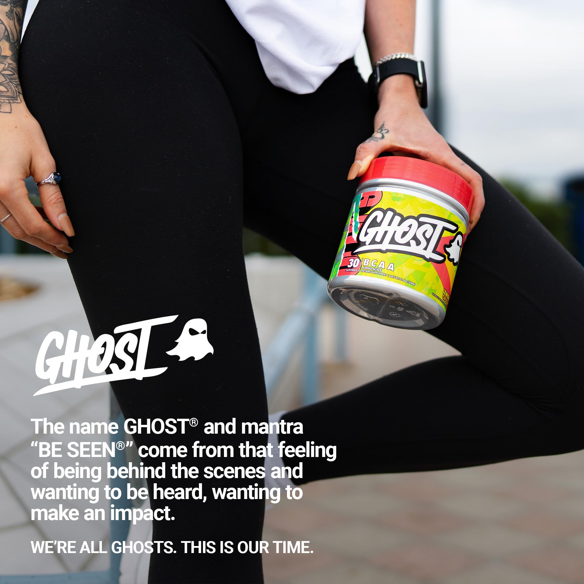 Escena de estilo de vida con GHOST BCAA Lemon Crush junto a equipo de gimnasio para motivación