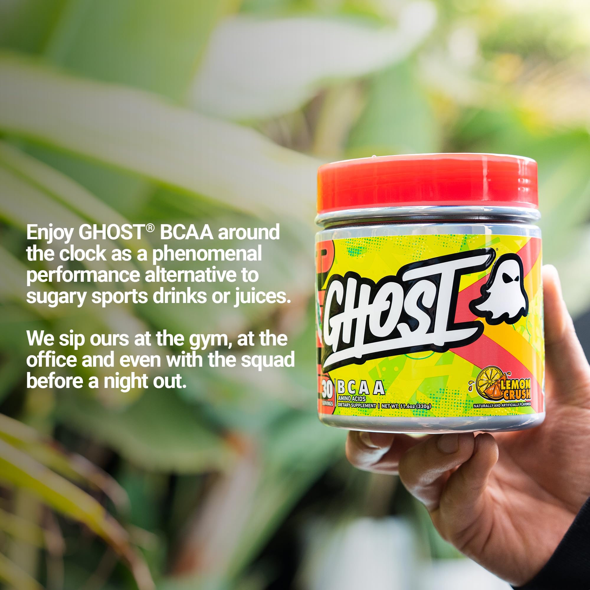 Comparación de tamaño del tarro GHOST BCAA sostenido en mano para referencia de porciones