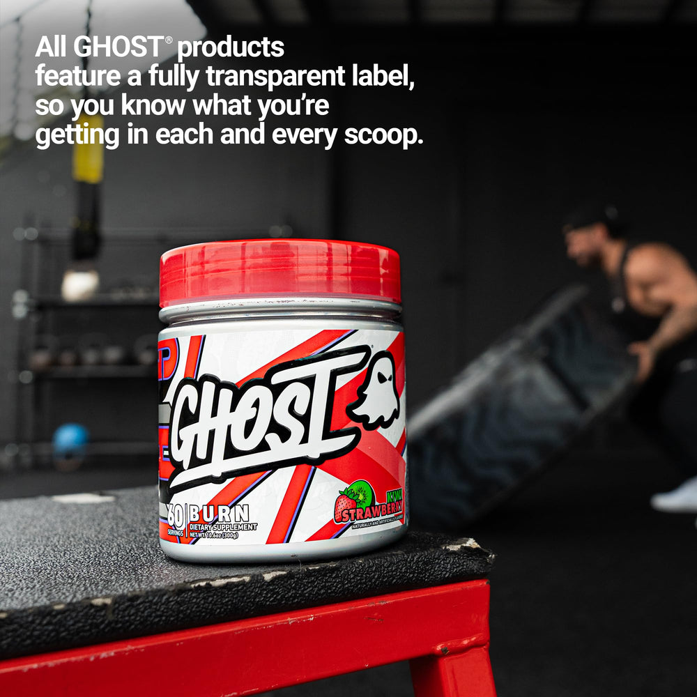 Envase GHOST Burn junto a una mano para comparar tamaño y calcular porciones