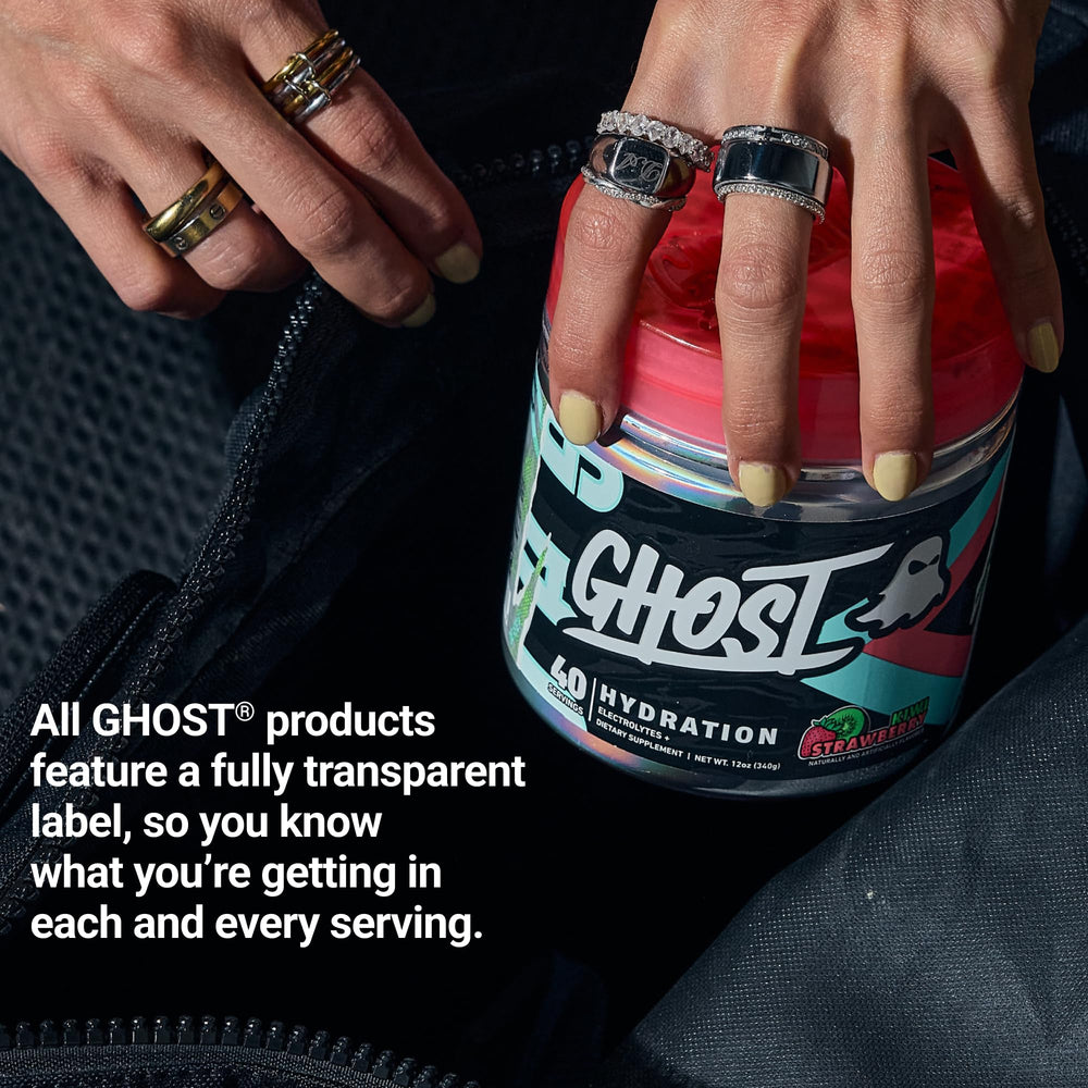 Envase GHOST Hydration en mano para comparar tamaño y llevar a entrenar fácilmente